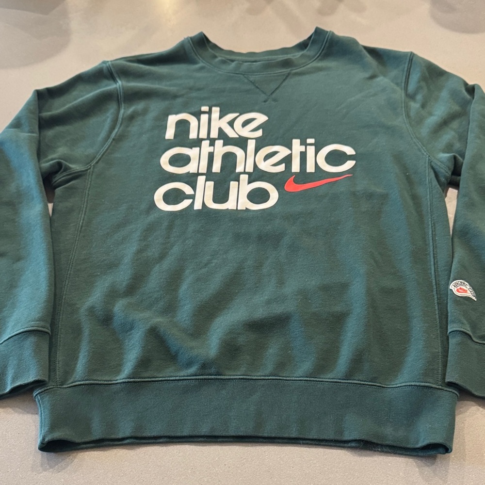 Nike Men's green  Athletic Club Crewneck Sweater